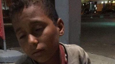 صور| طفل فى الرحاب يستغيث: أنقذونى من النوم في الشارع