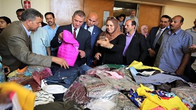 صور|محافظ كفر الشيخ يوزع ملابس جديدة للأيتام وشهادات أمان للأرامل 