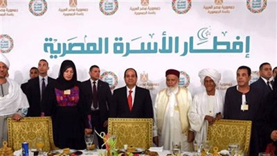 السيسي يطالب المصريين بالوقوف خلف بلادهم