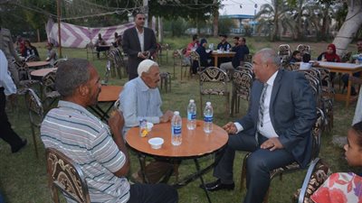 صور| محافظ الوادي الجديد يشارك عمال النظافة والصرف الصحي الإفطار الجماعي