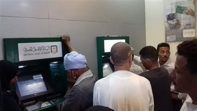 قبل عيد الفطر 2018| ماكينات الصرف الألى خالية من النقود في سوهاج.. والأهالي تستغيث