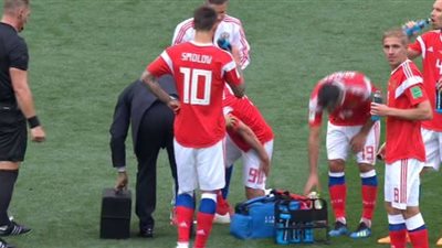 فيديو.. زجواييف يترك ملعب المباراة بسبب الإصابة
