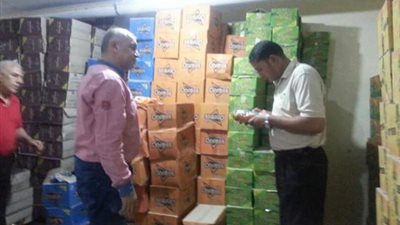 صور| ضبط مخزن للمواد الغذائية بدون ترخيص بـ