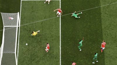 تسديدة خطيرة من المنتخب الروسي أمام السعودية