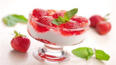 للحصول على بشرة نضرة في عيد الفطر.. إليكِ قناع الزبادي بالفراولة