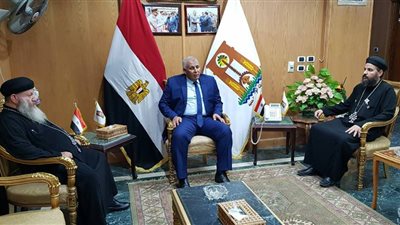 صور| محافظ الوادى الجديد يستقبل وفدا كنسيا للتهنئة بـ