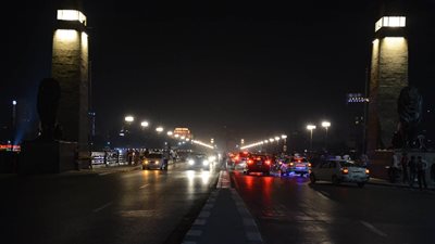صور| اصطفاف المواطنين على كورنيش النيل احتفالًا بـ