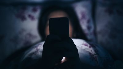 الهواتف المحمولة ضمن أبرز أسباب الأرق