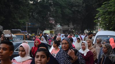صور| توافد المصلون على ساحة مسجد عمرو بن العاص 