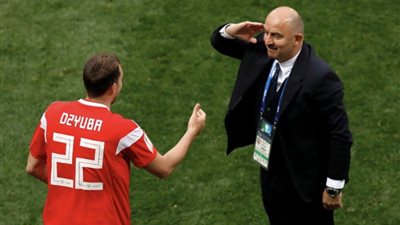 الفراعنة في المونديال.. المدير الفني الروسي يقدم التحية العسكرية لـ