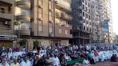 فيديو وصور| توافد المصلين على ساحة الشركة بـ 