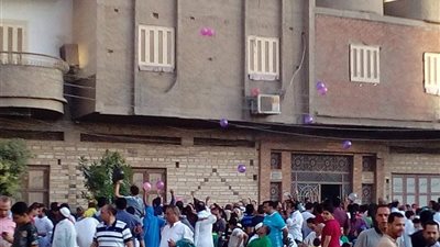 صور| المصليين ينتهون من أداء صلاة عيد الفطر بالمساجد وساحات المحلة الكبرى
