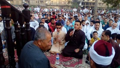 المصلون ينتهون من أداء صلاة عيد الفطر بـ 