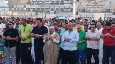 صور| المصلون يؤدون صلاة العيد داخل نادي الزمالك 