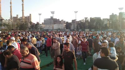 فيديو| توافد المصلين على الساحة الشعبية بـ 