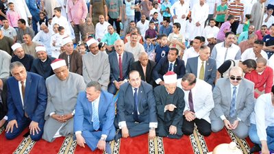 صور | 5 الاف يؤدون صلاة العيد باستاد سوهاج 