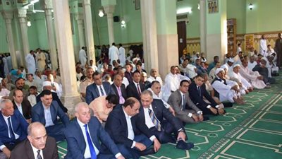وسط ابتهالات التكبير.. محافظ أسوان يؤدي صلاة عيد الفطر 2018 بـ مسجد بدر
