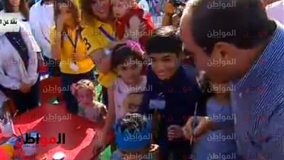 السيسي يرسم علم مصر على أوجه أبناء الشهداء في احتفال عيد الفطر