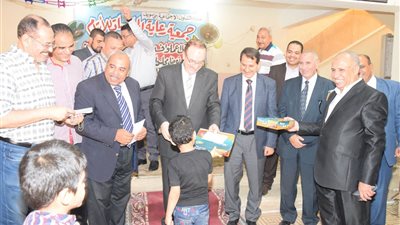 صور| محافظ بني سويف يوزع الهدايا على الأيتام ويهنئ المسنين بـ عيد الفطر 2018