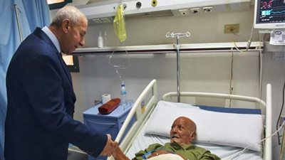 صور| محافظ أسوان يهنئ المرضى والعاملين بالمستشفيات في عيد الفطر 2018