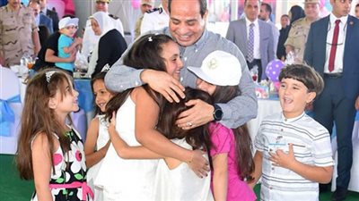 فيديو| صورة تذكارية للرئيس السيسي مع أبناء الشهداء في احتفالية عيد الفطر 2018