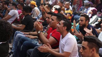 فيديو| انفعال الجماهير على المقاهي في مباراة مصر وأوروجواي