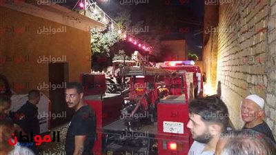 صور| السيطرة على حريق نشب بمعدات الوحدة المحلية بـ 
