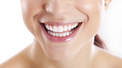 في ثاني أيام عيد الفطر..إليكِ طريقة إستخدام زيت جوز الهند لتبيض الأسنان