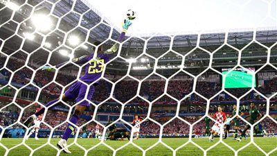 دفاع كرواتيا يبعد تسديدة أيوبى 