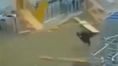 فيديو| شاهد ماذا فعلوا عمال بعد نجاتهم من الموت بأعجوبة
