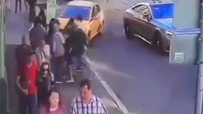 فيديو| لحظة دهس مجموعة أشخاص في روسيا 