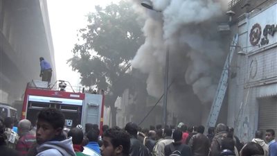 عاجل| حريق هائل بمنطقة بولاق أبو العلا.. والدفع بعشر سيارات إطفاء وآخري لإسعاف المصابين 