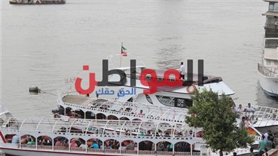 فيديو| بالذرة الشامية والأيس كريم.. الكبار والصغار على كوبري الجامعة سواء