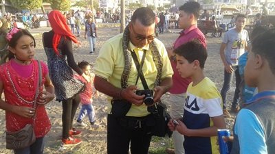 صور| صائد الأفاعي بـ