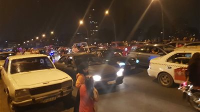 صور| الاحتفالات أعلى كوبري عباس تؤثر على الحركة المرورية في ثالث أيام عيد الفطر