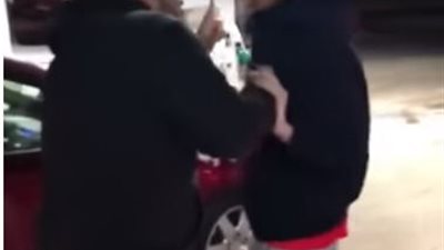 شاهد| لحظة الاعتداء على شاب ومحاولة خطفه بطريقة مفزعة