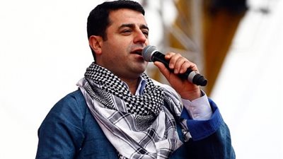 انفوجراف| أبرز المعلومات عن زعيم الأكراد 