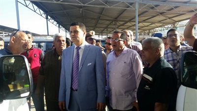صور| حماية المستهلك يشن زيارة مفاجئة لمواقف بـ
