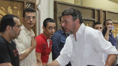 صور| توافد نجوم الفن على عزاء ماهر عصام بالحامدية الشاذلية