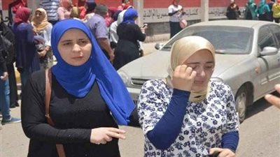 طالبة بدمياط تهدد بالانتحار بسبب صعوبة الفيزياء