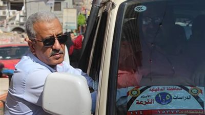 صور| حملات مكثفة على مواقف سيارات الأجرة بالمنصورة لمنع التلاعب بتعريفة الركوب