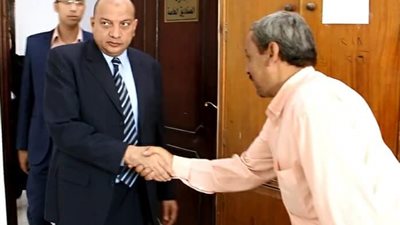رئيس جامعة بني سويف يتابع مدى انضباط العاملين بالمكاتب في الكليات