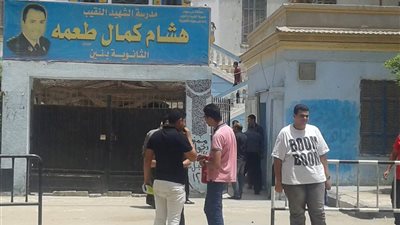 صور| توافد طلاب الثانوية العامة 2018 على اللجان لامتحان الفيزياء ببني سويف