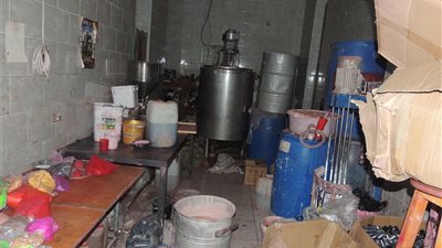 صور| ضبط صاحب مصنع مستحضرات التجميل مجهولة المصدر فى المطرية 