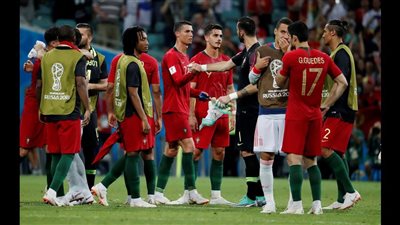 صورة.. مشجع يدخل في حيرة كبيرة من تشجيع البرتغال أو المغرب