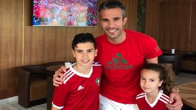 صورة.. فان بيرسي وأبناءه يدعمون أسود الأطلس أمام البرتغال