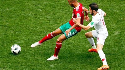 كأس العالم 2018.. شاهد بالصور| علقة سخنة من جماهير المغرب لشخص رفع علم الكيان الصهيوني