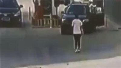 شاهد| لحظة دهس سيارة امرأة بطريقة مفزعة 