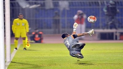 العويس يواصل تألقه في مباراة السعودية والأوروجواي