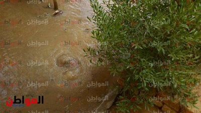 صور.. انفجار ماسورة مياه يشعل غضب حي 25 يناير بالخارجة